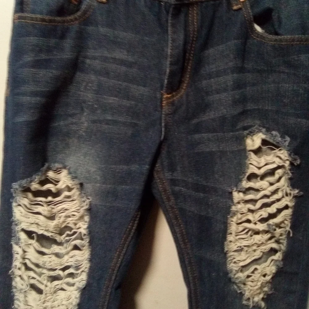 PROJECT eighteen ripped blue jeans. Size 9. (32X29.5)